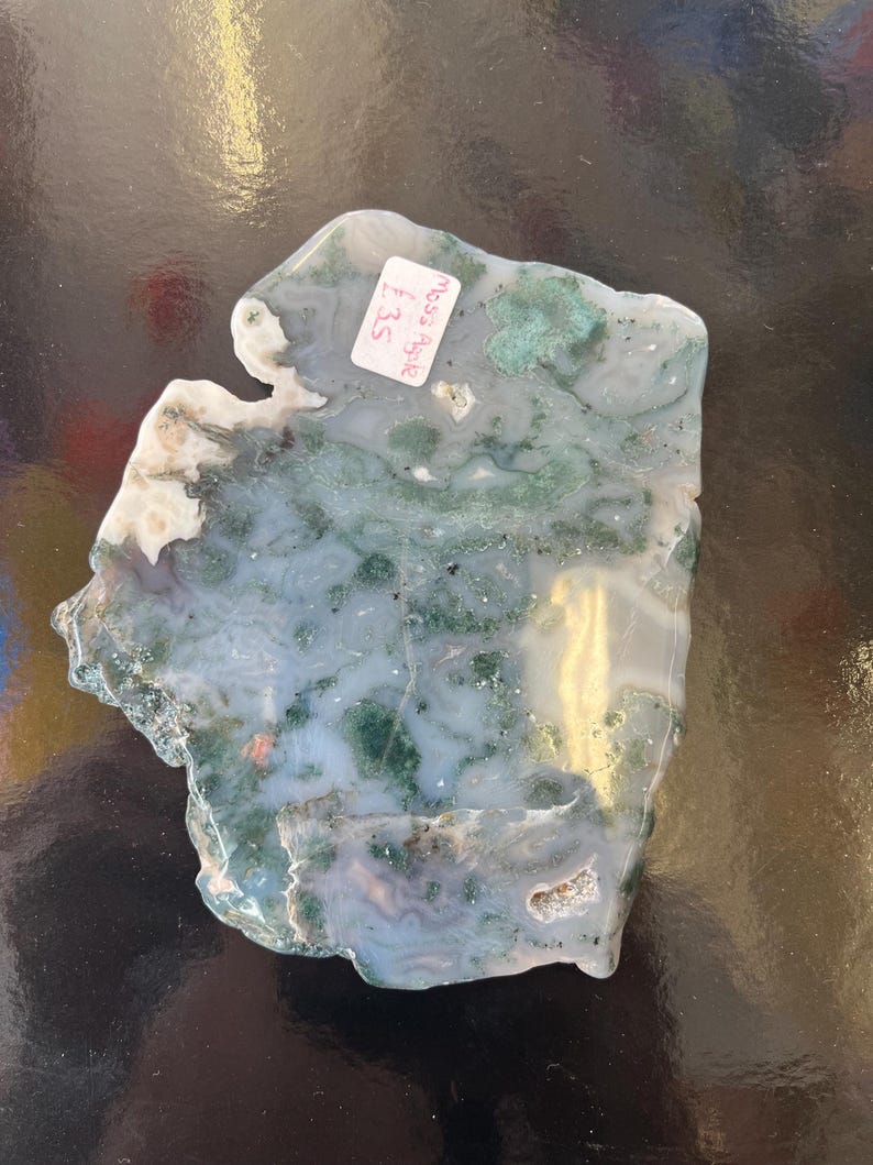 Puede incluir: Una losa de &aacute;gata verde y blanca con un borde &aacute;spero y natural. La losa tiene un patr&oacute;n de remolino de verde, blanco y gris. La etiqueta de precio dice "3,50 &euro;".
