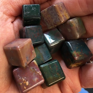 Cubo di cristallo di diaspro oceanico Quadrati di bellissimi colori naturali Quadrati di cristallo minerale lucido Cubi portafortuna