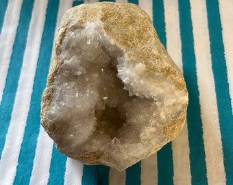 Cristal de cuarzo Geoda Roca natural Medio cristal Mineral Curación Piedra independiente