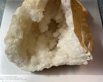 Quartz Crystal Geode Natural Druzy Sparkling Rock Crystal Mineral Healing White Mineral Display Piece
