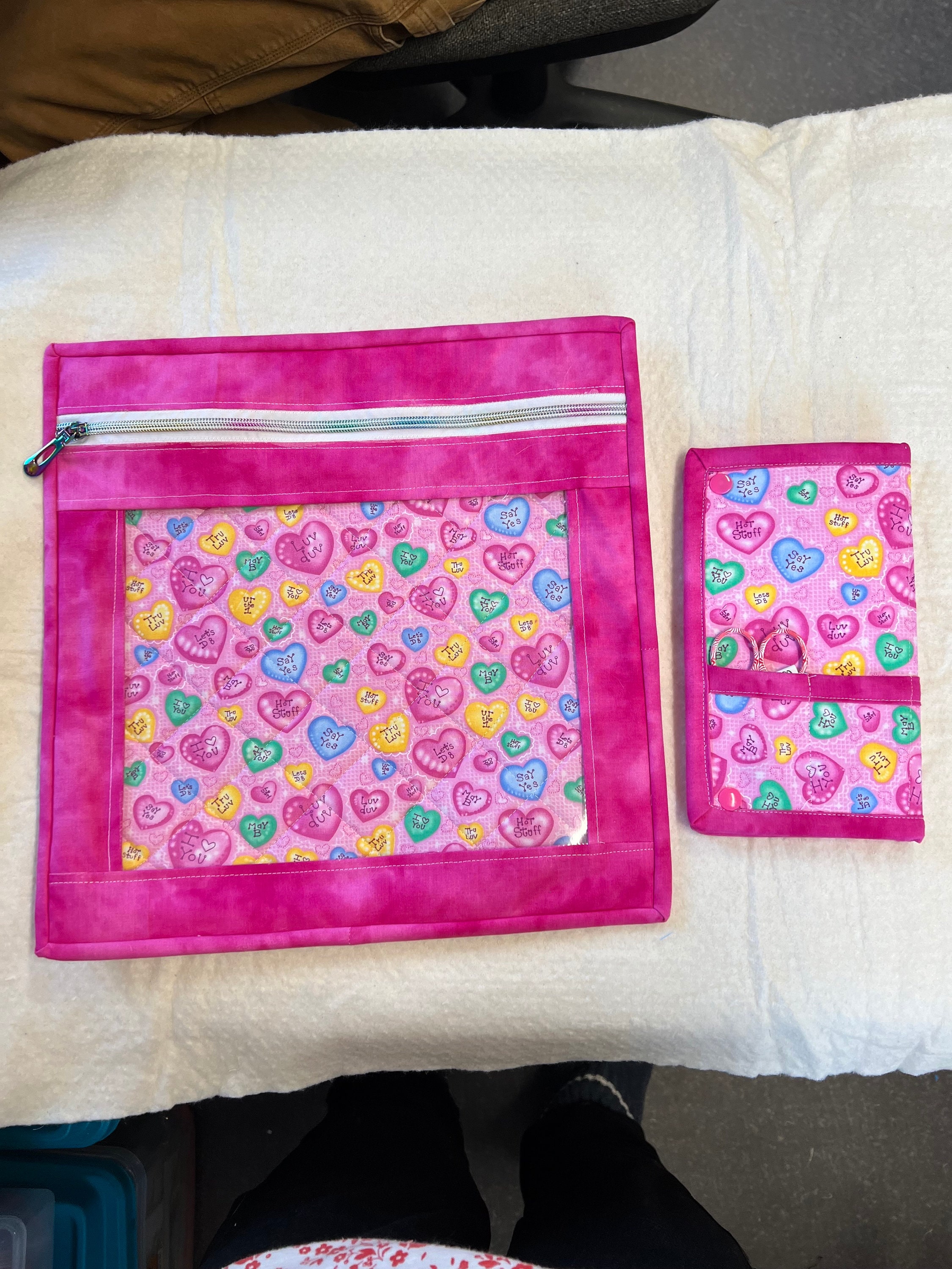 Project bag features tossed candy hearts framed with a coordinating fabric.  Includes coordinating thread keeper with embroidery scissors
