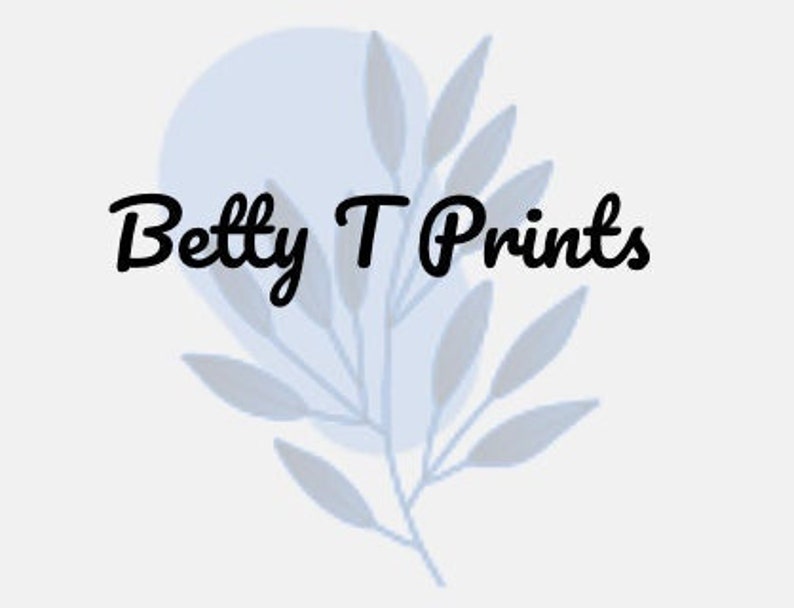 K&ouml;nnte beinhalten: Ein Logo f&uuml;r ein Unternehmen namens "Betty T Prints" mit einer stilisierten Schriftart und einem blauen und grauen floralen Design.