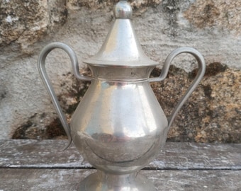 Olla antigua con asa y tapa de lata Banka