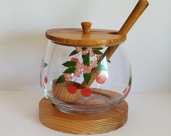 Tarro de mermelada de vidrio con motivo de cereza vintage con tabla de madera y cuchara