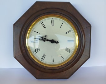 Reloj de pared vintage con marco de madera hexagonal, década de 1980