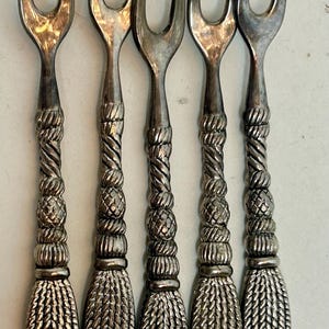 Silea silver-plated olive forks featuring a distinct rope and tassel pattern, set of 5, 4.5”