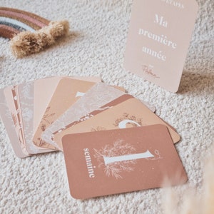 Cartes Étapes Terracotta Beige 12 mois cadeau liste naissance bébé fille nouveau né première année 1an parents pastel pampa fleur eucalyptus