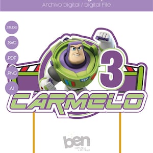 Puede incluir: Un topper de pastel morado y verde con Buzz Lightyear de la franquicia Toy Story. El topper incluye el número 3 y el nombre Carmelo. El topper está en un palo dorado.