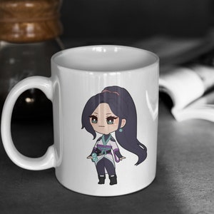 Tapferkeit | Süßer Chibi Salbei | 11 Unzen Weiße Glossy Tasse | Perfektes Geschenk für Gamer und Valorant Fans