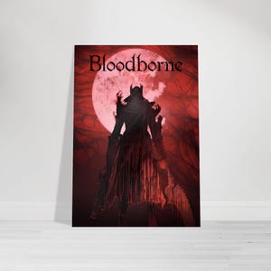 Può includere: Un poster con la scritta "Bloodborne" in rosso. Raffigura una figura silhouette su sfondo rosso, con una grande luna rosso pallido. La figura è scura e incappucciata, con un'arma.