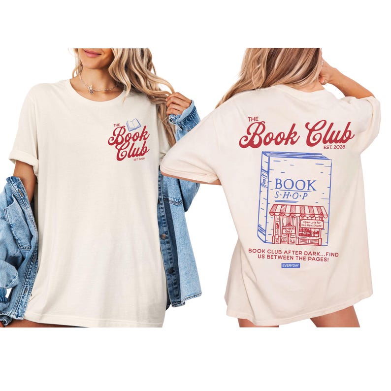 K&ouml;nnte beinhalten: Cremefarbenes T-Shirt mit "The Book Club" in roter Schrift und einer kleinen Buchgrafik. Auf der R&uuml;ckseite befindet sich eine Buchladen-Illustration mit dem Text "BOOK SHOP" und "BOOK CLUB AFTER DARK...FIND US BETWEEN THE PAGES!"