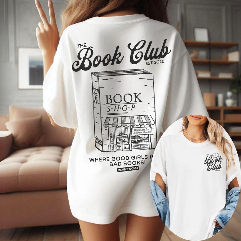 K&ouml;nnte beinhalten: Wei&szlig;es T-Shirt mit schwarzer Grafik eines Buchladens und dem Text "The Book Club EST. 2026". Das Shirt zeigt auch den Satz "Where good girls read bad books!" und "Members Only".