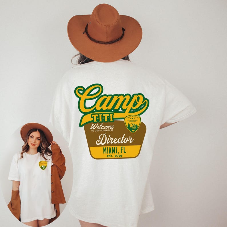 Puede incluir: Camiseta blanca con un dise&ntilde;o de Camp Titi Director en verde, amarillo y marr&oacute;n. El dise&ntilde;o incluye el texto "Welcome to our adventure" y "Miami, FL Est. 2026". Una versi&oacute;n m&aacute;s peque&ntilde;a del dise&ntilde;o est&aacute; en la parte delantera.