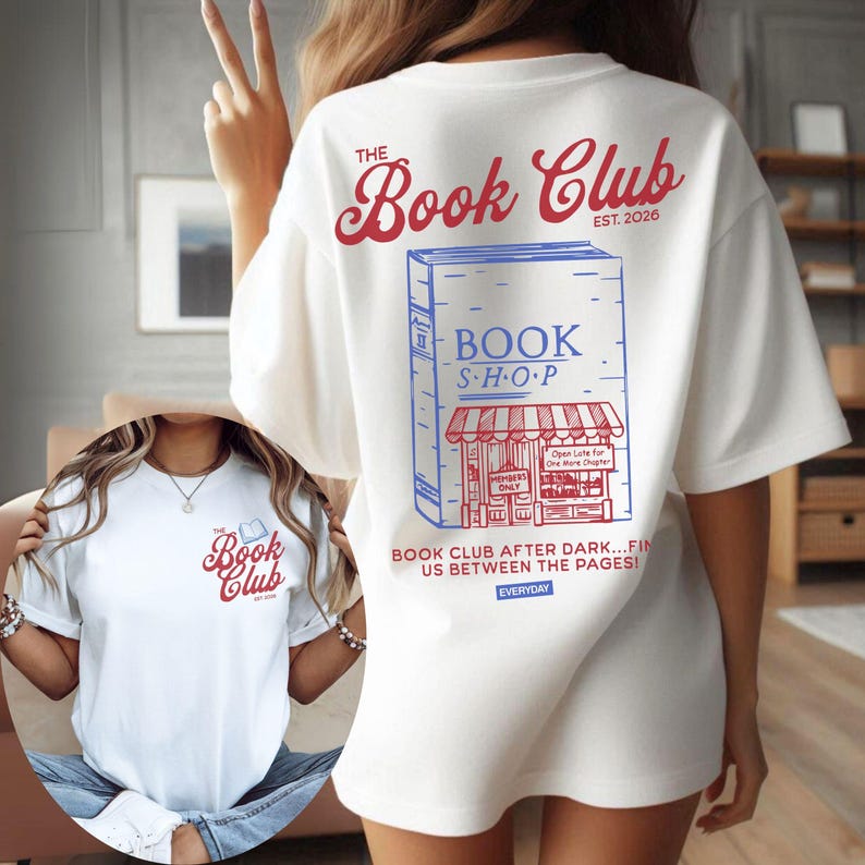 K&ouml;nnte beinhalten: Wei&szlig;es T-Shirt mit "The Book Club" in roter Schrift auf dem R&uuml;cken und der Vorderseite. Das Design auf der R&uuml;ckseite zeigt eine Buchladen-Illustration mit dem Text "BOOK SHOP" und "BOOK CLUB AFTER DARK...FIN US BETWEEN THE PAGES!" darunter.