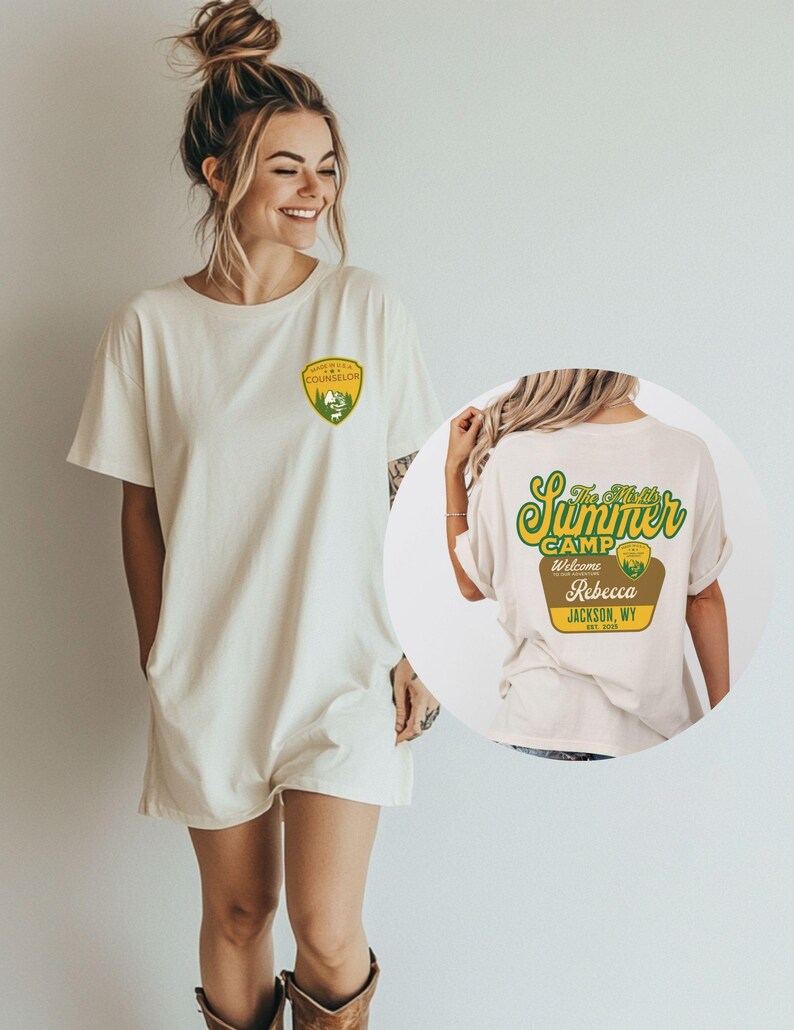 Puede incluir: Camiseta color crema con un dise&ntilde;o en el bolsillo delantero y un dise&ntilde;o en la espalda. El dise&ntilde;o frontal es una insignia de consejero amarilla y verde. El dise&ntilde;o trasero dice "The Misfit's Summer Camp" con el nombre Rebecca y la ubicaci&oacute;n Jackson, WY.