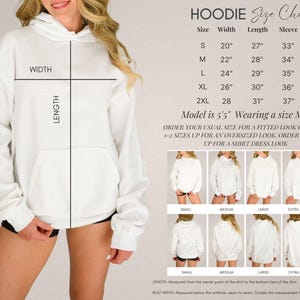 Puede incluir: Una sudadera con capucha blanca con un bolsillo frontal, mostrada con una tabla de tallas. La tabla detalla las medidas para las tallas S a 2XL, incluyendo ancho, largo y largo de manga en cm. La imagen tambi&eacute;n incluye ejemplos de c&oacute;mo queda la sudadera.