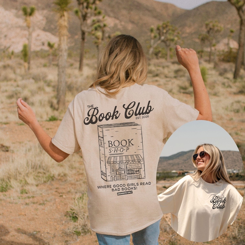 K&ouml;nnte beinhalten: Beiges T-Shirt mit schwarzer Buchladen-Grafik und dem Text "The Book Club" und "Where good girls read bad books!". Das Shirt hat eine lockere Passform.