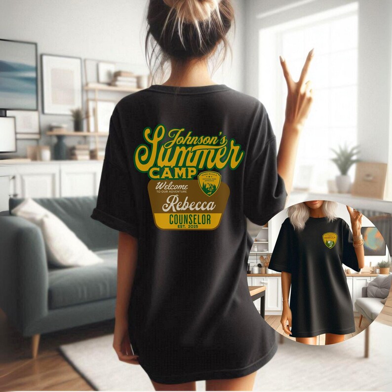 Puede incluir: Camiseta negra con un dise&ntilde;o gr&aacute;fico en la espalda que dice "Johnson's Summer Camp" en letras verdes y amarillas. El dise&ntilde;o incluye el texto "Welcome to our adventure" y "Rebecca Counselor Est. 2025".