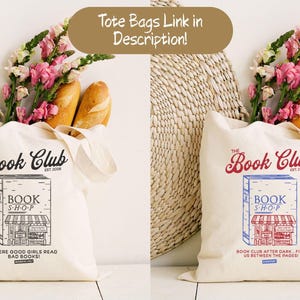 K&ouml;nnte beinhalten: Zwei cremefarbene Canvas-Tragetaschen, eine mit schwarzem und eine mit rotem Text, gef&uuml;llt mit Baguettes und Blumen. Die Taschen tragen den Aufdruck "The Book Club" und "Book Shop". Der Text "Tote Bags Link in Description!" befindet sich in einem braunen Oval.