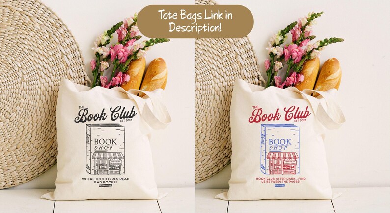 K&ouml;nnte beinhalten: Zwei cremefarbene Canvas-Tragetaschen, eine mit schwarzem und eine mit rotem Text, gef&uuml;llt mit Baguettes und Blumen. Die Taschen tragen den Aufdruck "The Book Club" und "Book Shop". Der Text "Tote Bags Link in Description!" befindet sich in einem braunen Oval.