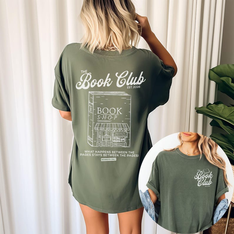 K&ouml;nnte beinhalten: Olivgr&uuml;nes T-Shirt mit wei&szlig;er Grafik eines Buchladens und dem Text "The Book Club EST. 2020." Auf der R&uuml;ckseite des Shirts steht der Text "WHAT HAPPENS BETWEEN THE PAGES STAYS BETWEEN THE PAGES!"
