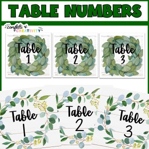 Könnte beinhalten: Druckbare Tischnummern mit einem grünen Eukalyptus-Kranz-Design. Die Zahlen sind schwarz und der Hintergrund ist weiß mit Holzmaserung. Der Text lautet "Tisch 1", "Tisch 2" und "Tisch 3".