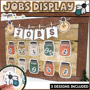 Puede incluir: Una exhibición de trabajos escolares con marco de madera, con el texto "JOBS DISPLAY" en la parte superior. Incluye títulos de trabajo en forma de tarro como "Restroom monitor" y "Lunch helper". También hay bombillas decorativas y una pancarta con "JOBS". Las palabras "3 DESIGNS INCLUDED" están en la parte inferior.