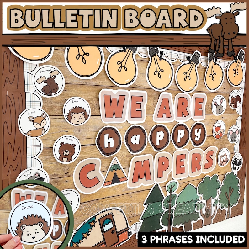 Op de afbeelding: Een houten prikbord met bovenaan de woorden "BULLETIN BOARD". Het bord heeft uitsparingen van gloeilampen, illustraties van dieren en de zinnen "WE ARE HAPPY CAMPERS". Inclusief 3 zinnen.