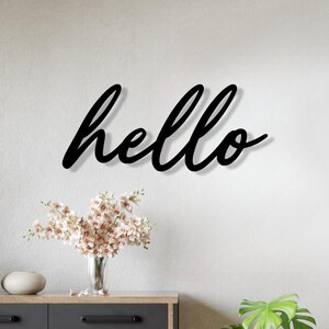 Schriftzug „hello“ aus Holz – personalisierte Wanddeko für Flur & Eingang – Geschenk zum Einzug – 3D Holzschild mit Abstandshaltern