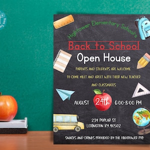 以下が含まれることがあります： ハイタワー小学校の学校再開オープンハウスの案内状です。黒板風のデザインで、赤いリンゴ、スクールバス、鉛筆、定規、地球儀、紙飛行機、リュックサックが描かれています。開催日は8月24日午後6時から8時です。住所は234 Poplar St, Lexington KY 40502です。軽食と飲み物はハイタワーPTOが提供します。