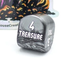 Puede incluir: Una pegatina con una mano esquelética morada que agarra un dado de piedra gris, rodeada de llamas naranjas. También hay un segundo dado con el número 4 y la palabra "TREASURE". Se puede ver la dirección del sitio web www.TowerHouseCreat.