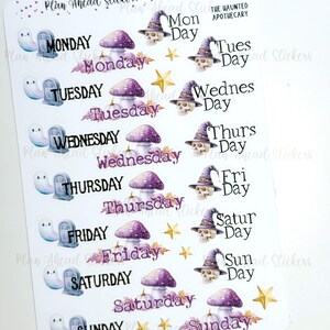 Peut inclure: Une planche d'autocollants intitulée Plan Ahead Stickers The Haunted Apothecary avec sept rangées d'étiquettes quotidiennes. Chaque ligne comprend un fantôme, une pierre tombale, un champignon violet, un crâne avec un chapeau de sorcière et une étoile dorée.
