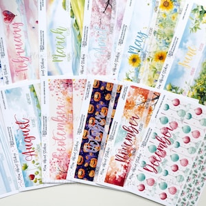 Puede incluir: Una colección de doce hojas de pegatinas que representan cada mes del año, con ilustraciones estacionales en acuarela que incluyen fuegos artificiales, corazones, flores, limones, calabazas, hojas de otoño y adornos navideños con los nombres de los meses.