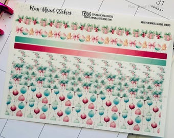 Puede incluir: Una hoja de pegatinas para planificadores con temática navideña con fondo blanco. Las pegatinas presentan una variedad de diseños, que incluyen adornos, lazos y acebo. El texto "Plan Ahead Stickers" está impreso en la parte superior de la hoja.