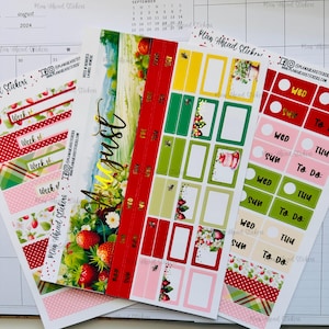 Może przedstawiać: Zestaw naklejek do planera z motywem truskawek. Naklejki mają różne wzory, w tym paski, kropki i prostokątne etykiety. Paleta kolorów obejmuje czerwień, zieleń, róż i biel. Niektóre naklejki mają napis "Week of" i "To Do".