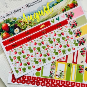以下が含まれることがあります： イチゴをテーマにしたプランナーステッカーのコレクション。ステッカーには、赤いイチゴ、緑の葉、白い花が描かれています。一部のステッカーには、黄色の筆記体で「August」と書かれています。その他、カレンダーの日付や曜日が含まれています。