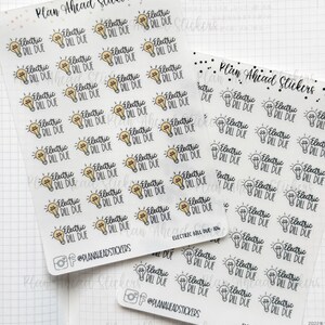 Op de afbeelding: Vellen plannerstickers met een gloeilampontwerp en de tekst "Electric Bill Due". De stickers zijn wit met zwarte en gele accenten. De merknaam "Plan Ahead Stickers" staat bovenaan gedrukt.