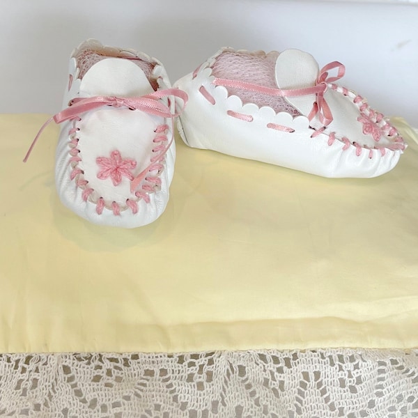 Vintage Handmade Baby Girls White w Pink Ribbon Pink Yarn Flower Moccasins Soft Sole Shoes