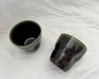 Set vintage di 2 tazze da tè in ceramica rustica giapponese bicolore verde