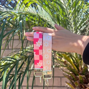 Pulsera de llavero a cuadros rosa, con flores, llavero lindo, pulsera a cuadros, llavero, llavero moderno retro, hecho a mano.