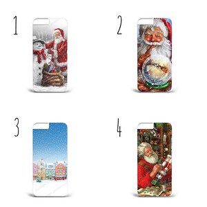Op de afbeelding: Vier verschillende kersttelefoonhoes-ontwerpen met de kerstman. Het eerste ontwerp toont de kerstman die een sneeuwpop maakt. Het tweede ontwerp toont de kerstman die een sneeuwbol vasthoudt. Het derde ontwerp toont een besneeuwd winterlandschap met huizen. Het vierde ontwerp toont de kerstman die een speelgoed maakt.