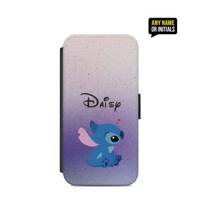 Op de afbeelding: Een paarse en witte ombre telefoonhoes met een blauw Stitch-personage en de naam "Daisy" in zwarte tekst.