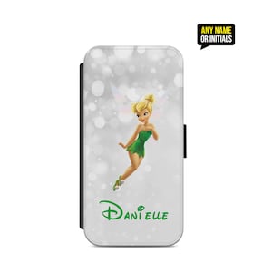 Op de afbeelding: Een witte telefoonhoes met een Tinkerbell-illustratie op een glinsterende achtergrond. De hoes heeft een groen Disney-logo en de naam "Danielle" erop gedrukt.