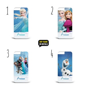 Op de afbeelding: Vier verschillende telefoonhoesjes met personages uit de animatiefilm Frozen. De hoesjes zijn wit met een blauwe en witte winterscène en de tekst "Amber" onderaan. Het eerste hoesje heeft Elsa, het tweede hoesje heeft Anna en Elsa, het derde hoesje heeft Anna, Elsa, Kristoff, Olaf en Sven, en het vierde hoesje heeft Olaf.