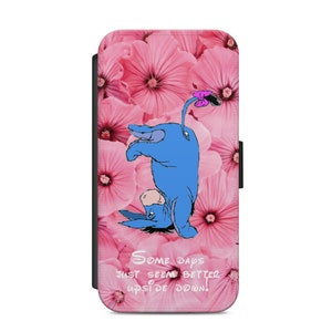Op de afbeelding: Een roze telefoonhoesje met een bloemenpatroon en een ondersteboven staande cartoon-ezel met de tekst "Some days just seem better upside down!"