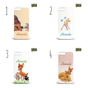 Peut inclure: Quatre designs différents de coques de téléphone avec Bambi de Disney. Chaque coque présente une image différente de Bambi et le texte "Amanda" dessus. Les coques sont toutes blanches avec des arrière-plans variés.
