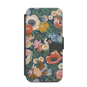 Op de afbeelding: Een telefoonhoesje met een bloemenpatroon met personages uit de Disney-film Jungle Book. Het hoesje heeft een blauwe achtergrond met roze, gele, oranje en groene bloemen. De personages zijn Baloo, Bagheera en Shere Khan.