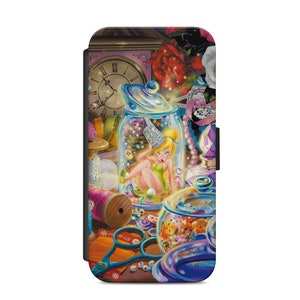 Op de afbeelding: Een kleurrijke telefoonhoes met Tinkerbell die gevangen zit in een glazen pot met een fantasierijke achtergrond van knopen, kralen en een klok. De hoes heeft een lederachtige textuur.
