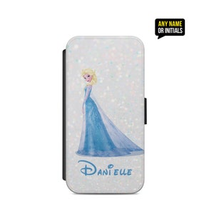 Op de afbeelding: Een witte telefoonhoes met een glitterachtergrond waarop een cartoonafbeelding van Elsa uit Frozen staat. De hoes heeft een zwarte flap en de naam "Danielle" staat onderaan gedrukt.