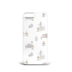 Op de afbeelding: Witte iPhone-hoes met een patroon van Winnie de Poeh en Biggetje-personages in Londen, waaronder Big Ben, een dubbeldekkerbus en een rode telefooncel.